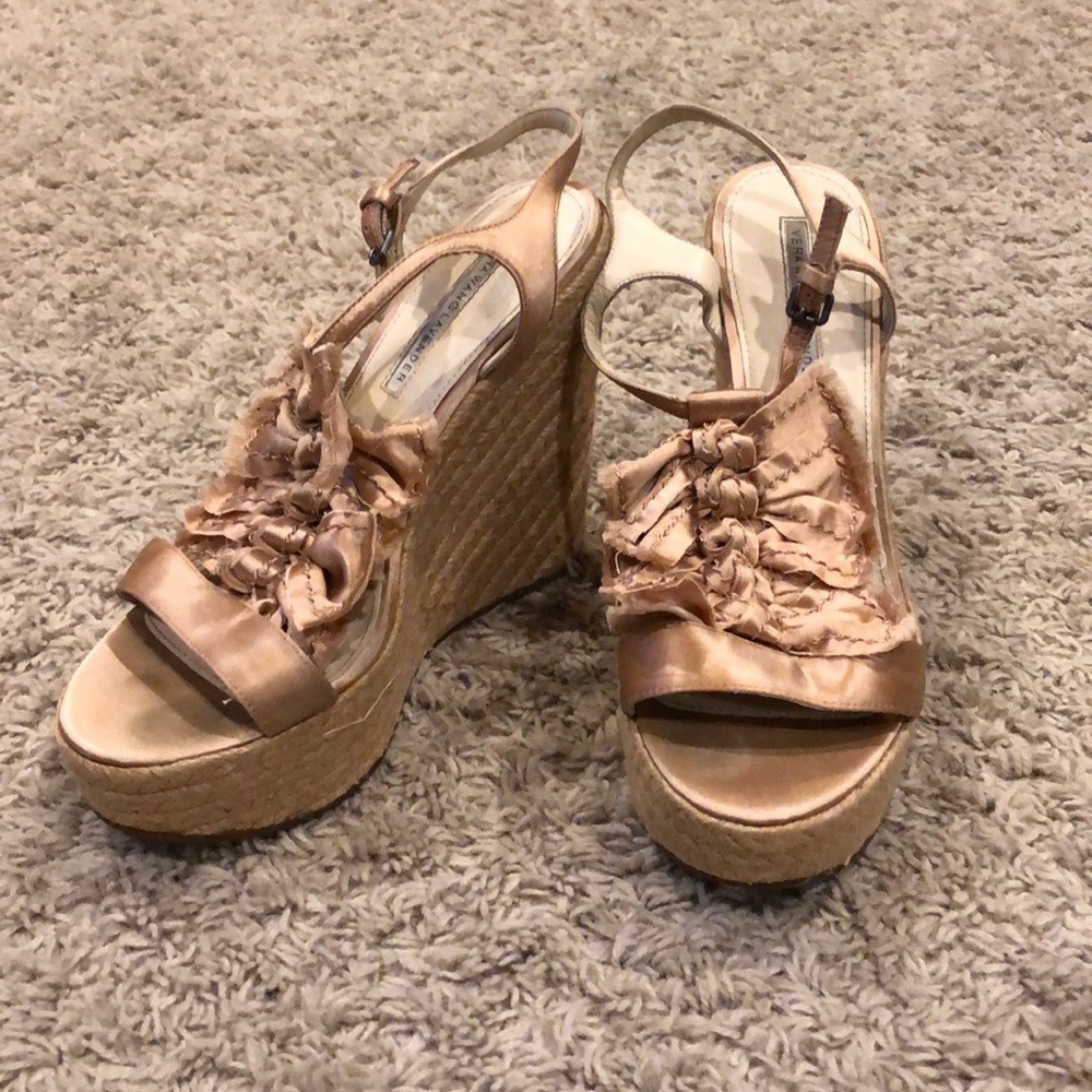 Vera Wang Lavender wedges!!